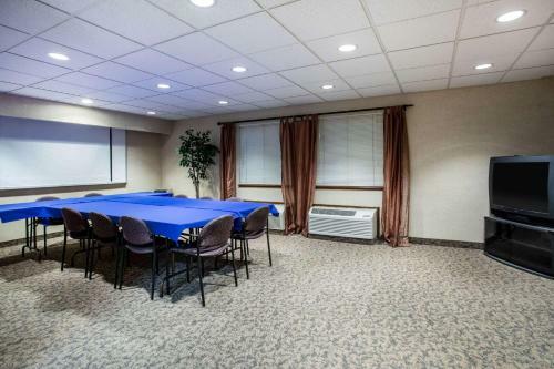Hotel Airport Value Inn & Suites