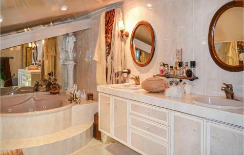 Stunning Home In St. Quentin De Caplong W/ 2 Bedrooms