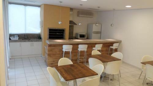 Apartamento Bem Localizado Com Sacada, Churrasqueira, Garagem E Split
