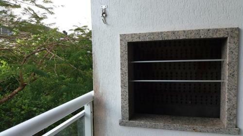 Apartamento Bem Localizado Com Sacada, Churrasqueira, Garagem E Split