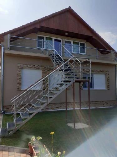 Csal�di Apartman Balatonkereszt�ron