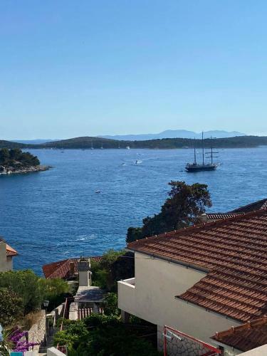 House Erin, Hvar