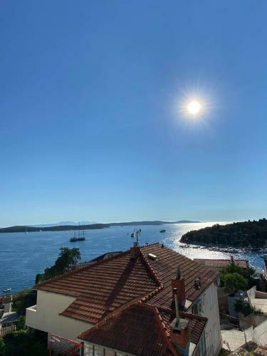 House Erin, Hvar