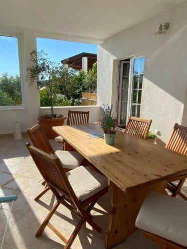 House Erin, Hvar