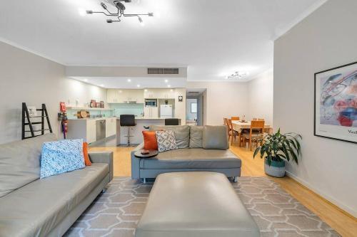 Stunning Urban Retreat / Redfern