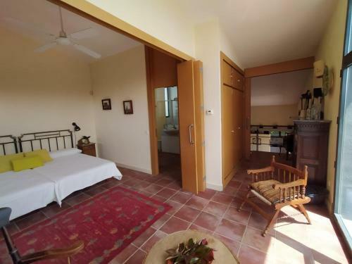 Fant�stica Vivienda Con Amplio Jard�n Y Piscina