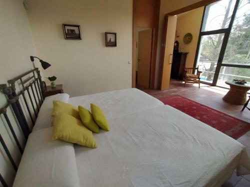 Fant�stica Vivienda Con Amplio Jard�n Y Piscina