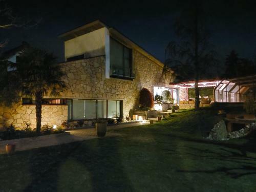 Fant�stica Vivienda Con Amplio Jard�n Y Piscina