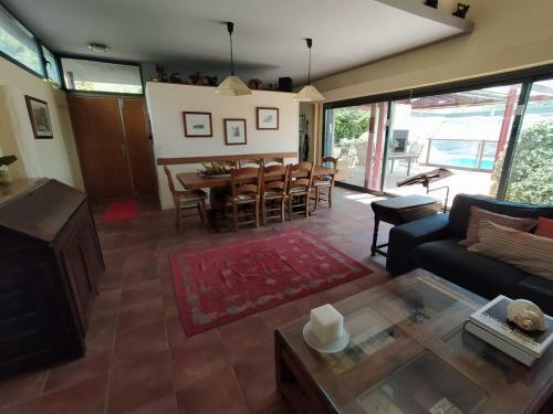 Fant�stica Vivienda Con Amplio Jard�n Y Piscina