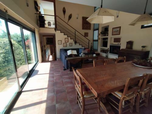 Fant�stica Vivienda Con Amplio Jard�n Y Piscina