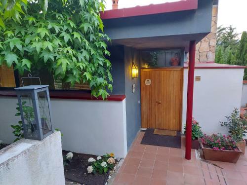 Fant�stica Vivienda Con Amplio Jard�n Y Piscina