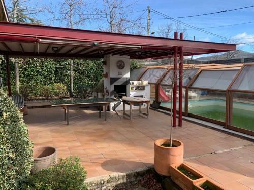 Fant�stica Vivienda Con Amplio Jard�n Y Piscina