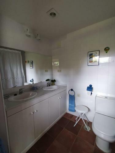 Fant�stica Vivienda Con Amplio Jard�n Y Piscina