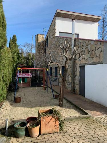 Fant�stica Vivienda Con Amplio Jard�n Y Piscina