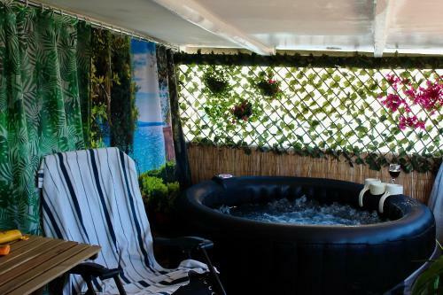 Casa Flores Sleeps 6 Hot Tub Private Terrace
