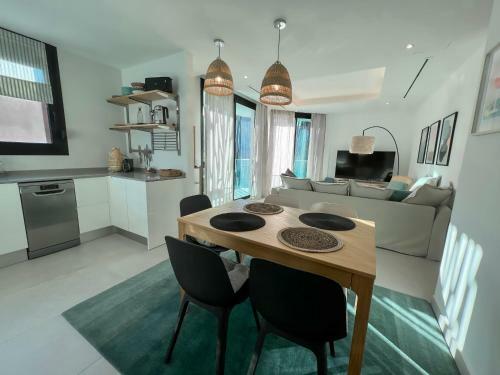 A Brand New Apartment 60m From The Ocean :)
