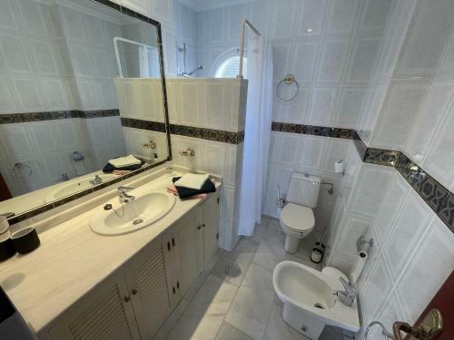 Fab 6 Bedroom Villa With Pool Only Short Walk To B