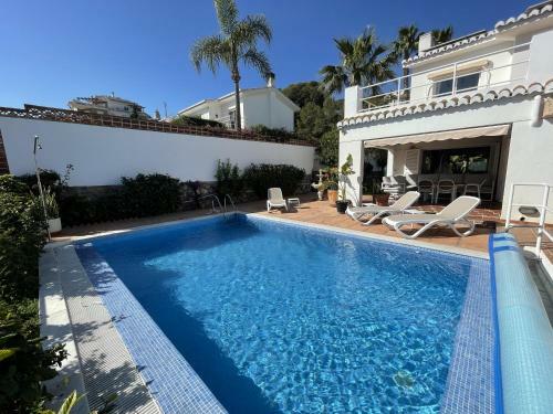Fab 6 Bedroom Villa With Pool Only Short Walk To B