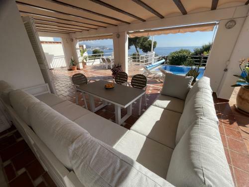 Fab 6 Bedroom Villa With Pool Only Short Walk To B