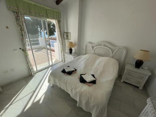 Fab 6 Bedroom Villa With Pool Only Short Walk To B