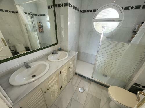 Fab 6 Bedroom Villa With Pool Only Short Walk To B