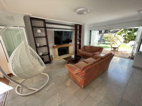 Fab 6 Bedroom Villa With Pool Only Short Walk To B