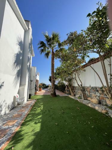 Fab 6 Bedroom Villa With Pool Only Short Walk To B