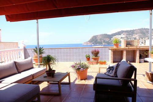 Village Casa With Sweeping Views In La Herradura