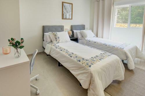 Villa Roses With Swimming Pool & Mountain View