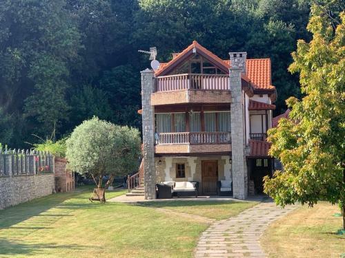 Casa Con Amplio Jard�n En Pech�n