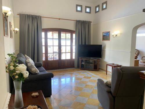 Beautiful 2 Bed, 2 Bath Detached Villa With Private Pool In A Very Relaxed Area.