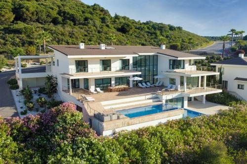 Spectacular Luxury Villa In Complete Silence