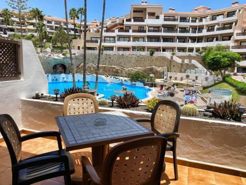 Walk To Golf Heated Pool Apartment
