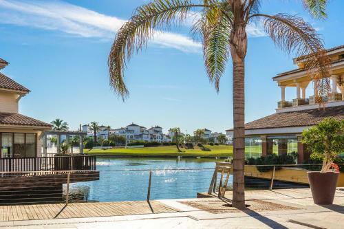 2 Bedroom Apartment With Stunning Views Central Location - An1221lt