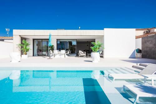 Villa En La Marina De Empuriabrava, 1km De La Playa