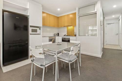 Morphett Lights- 1 Bdrm Sleeps 1-4 Parking Pool