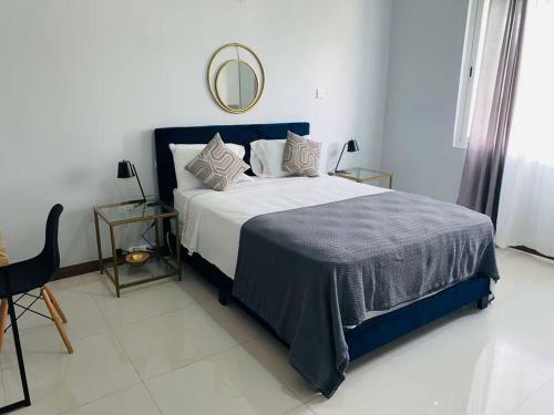 Apartamento New Kingston Condo With Rooftop Pool.