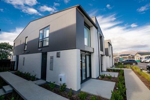 Sunshine Peaks - Albert Town Holiday Home