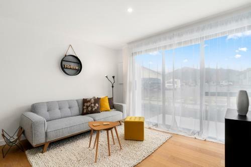 Sunshine Peaks - Albert Town Holiday Home