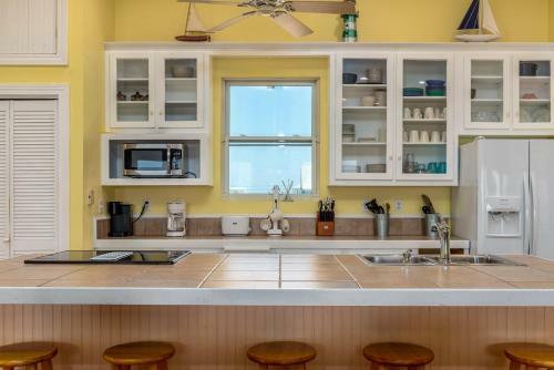 Ricky Mos' Island Oasis - 2628 Bridgeview Home