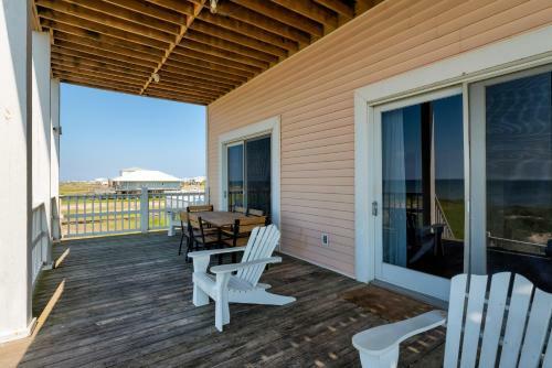 Ricky Mos' Island Oasis - 2628 Bridgeview Home