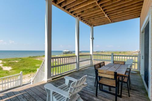 Ricky Mos' Island Oasis - 2628 Bridgeview Home
