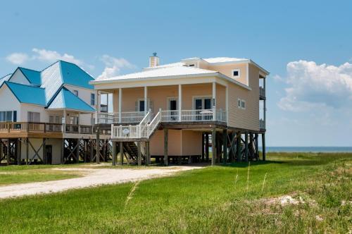 Ricky Mos' Island Oasis - 2628 Bridgeview Home