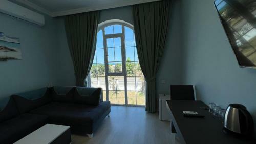 Hostal Astara Boulevard Village