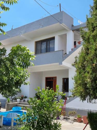 Hostal Guest House Vila Elezi
