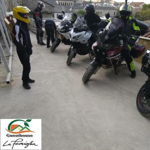 Hostal Guesthouse La Famiglia