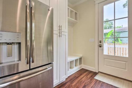 Lovely Mobile Retreat With Deck And Front Porch!