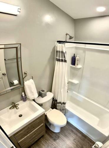Villa Alyeska Adventure Stop (3 Bedroom Duplex Home)