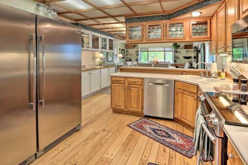 Spacious Fairbanks Home Fireplace, Walk Dtwn