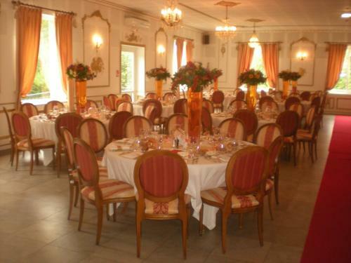 Hostal Chateau De La Chapelle Des Bois